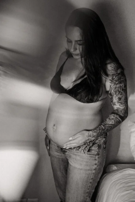 détail ventre grossesse noir et blanc artistique, jeu de lumière avec un prisme