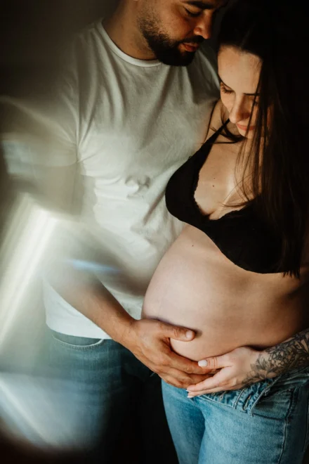 femme enceinte lumière naturelle séance grossesse Vaucluse photographe