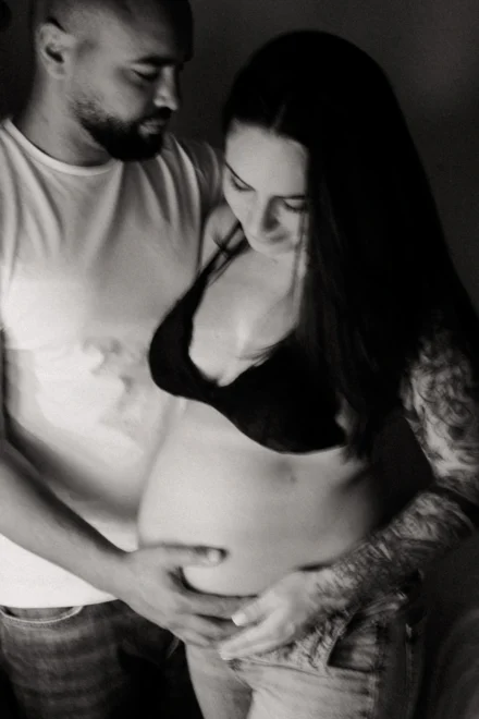 portrait femme enceinte noir et blanc Ardèche photographe maternité