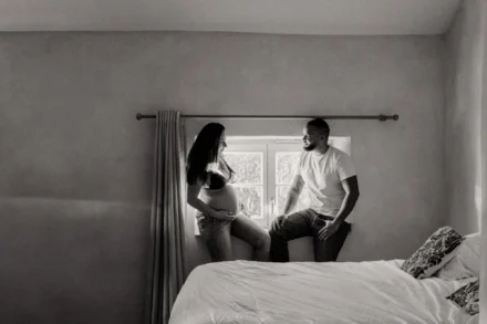couple femme enceinte lumière douce séance photo Ardèche