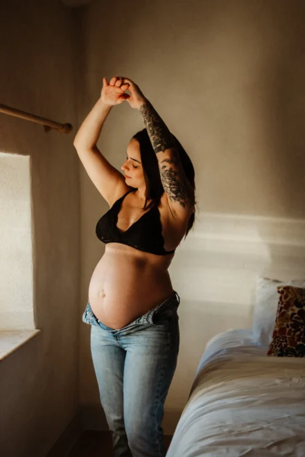 femme enceinte lumière fenêtre intérieur