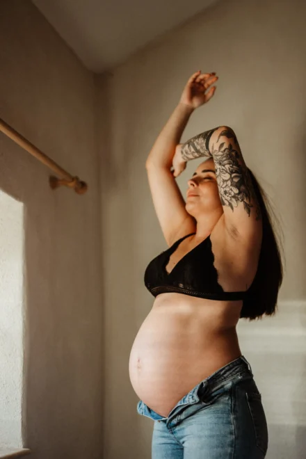 femme enceinte portrait artistique intérieur Drôme lumière douce