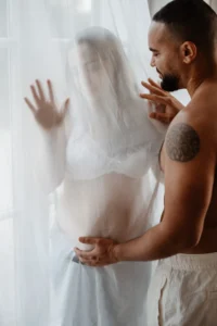 couple attendant un bébé séance grossesse intime