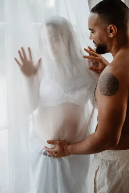 couple attendant un bébé séance grossesse intime