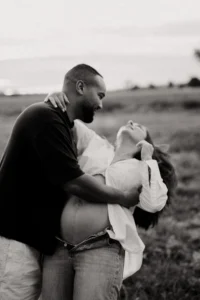 femme enceinte en lumière naturelle lors d'une séance grossesse en Vaucluse par photographe professionnelle