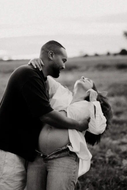 femme enceinte en lumière naturelle lors d'une séance grossesse en Vaucluse par photographe professionnelle
