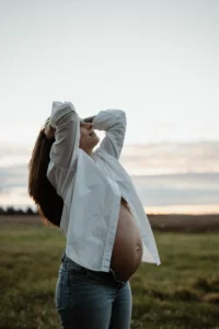 femme enceinte extérieur coucher de soleil Drôme séance grossesse