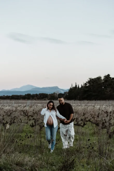 femme enceinte dans un champ au coucher du soleil séance grossesse Drôme