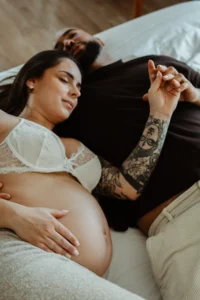 couple grossesse peau à peau émotion