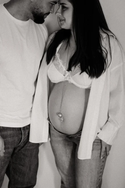 détail ventre grossesse avec bola noir et blanc artistique