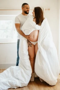 couple grossesse peau à peau émotion