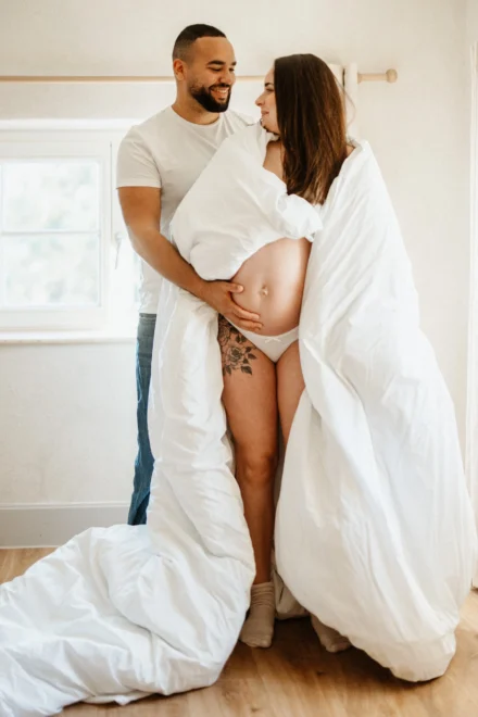 couple grossesse peau à peau émotion