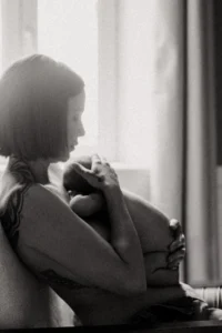 photo nouveau-né en noir et blanc, peau à peau avec maman