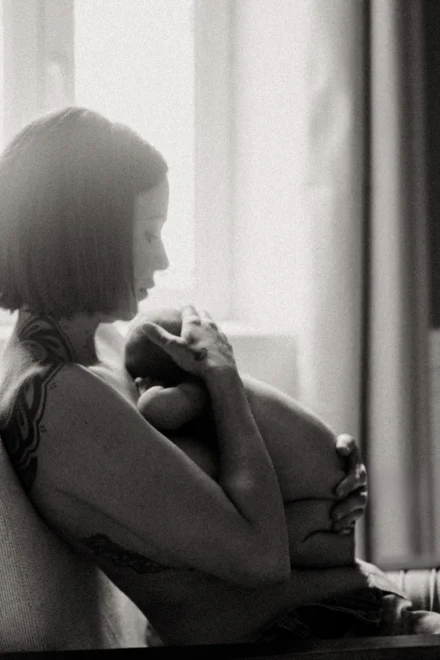 photo nouveau-né en noir et blanc, peau à peau avec maman