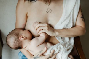 photo de naissance en intérieur à la lumière naturelle, vaucluse