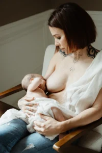 photo de naissance en intérieur à la lumière naturelle, vaucluse