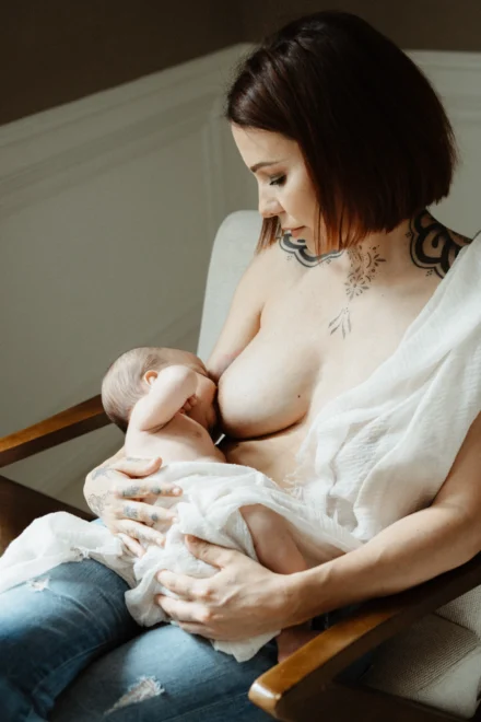 photo de naissance en intérieur à la lumière naturelle, vaucluse
