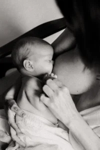 photo allaitement en noir et blanc
