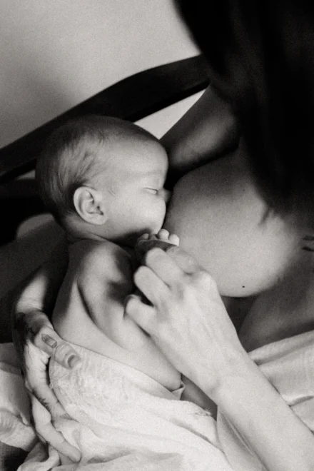 photo allaitement en noir et blanc