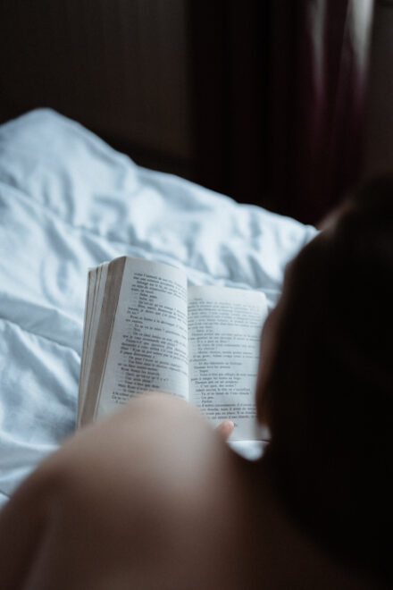 photographie d'un Livre ouvert et d'une épaule nue pour sublimer un instant de détente au féminin