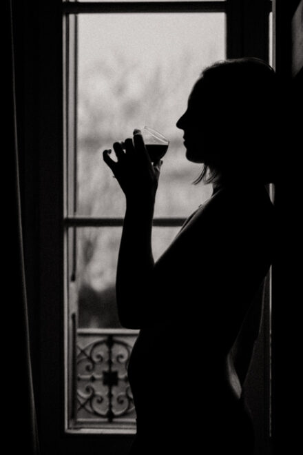 Portrait intime d’une femme en lumière naturelle, capturant la douceur et la sensualité.