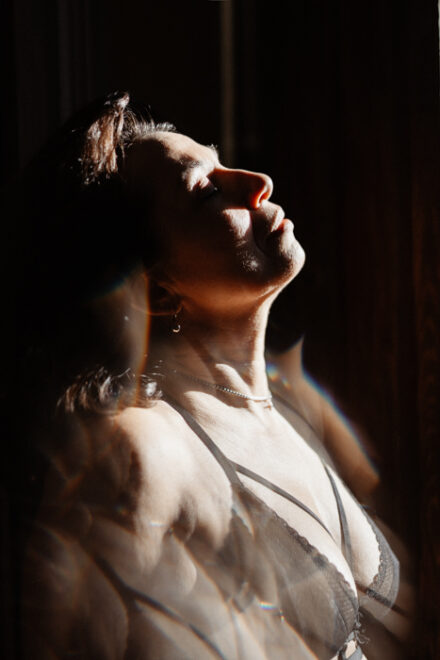 Photographie boudoir avec un primse en transparence, un jeu de lumières délicat.