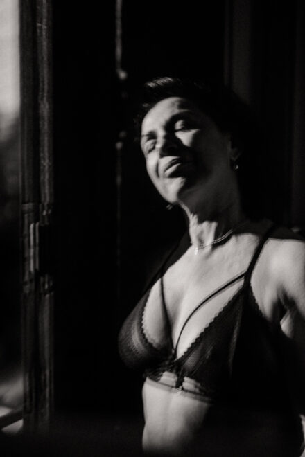Clair-obscur sur un corps féminin, un jeu d’ombres captivant.