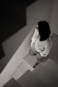 Portrait doux et naturel d'une femme enceinte en noir et blanc