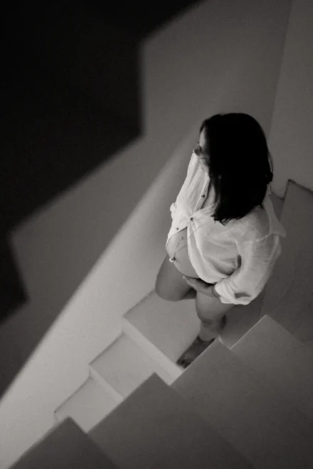 Portrait doux et naturel d'une femme enceinte en noir et blanc