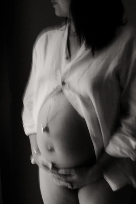 Photo de grossesse naturelle, flou en noir et blanc