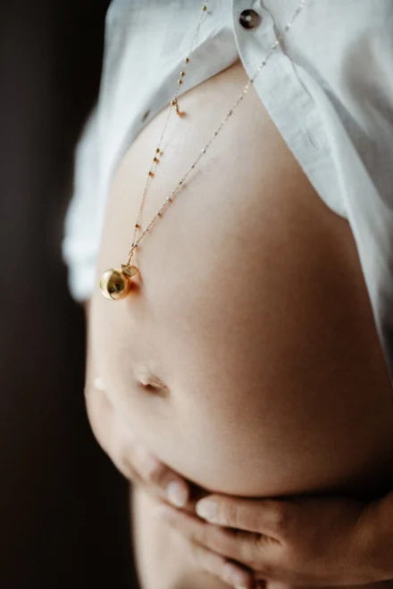 Gros plan naturel du ventre arrondi à la lumière naturelle