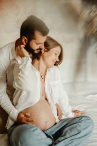 Photo de grossesse poétique et naturelle en intérieur, vaucluse