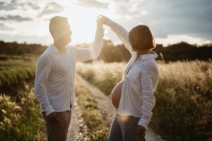 Portrait naturel de futurs parents dans un champ, Maternité dans les herbes folles