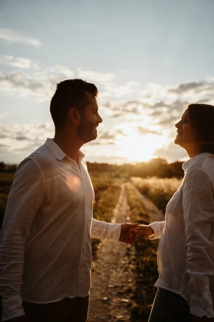 Portrait d’une femme enceinte au soleil couchant dans la Drôme