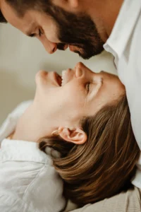 Portrait doux et naturel d'une femme enceinte