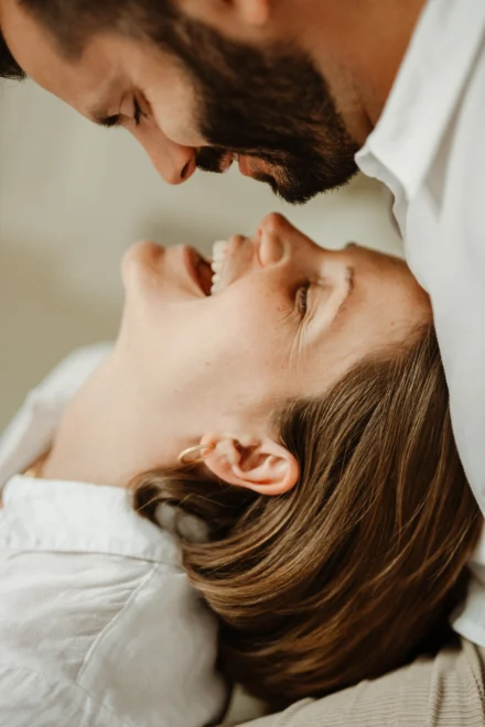 Portrait doux et naturel d'une femme enceinte