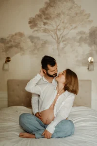 Femme enceinte dans un intérieur lumineux, lumière naturelle