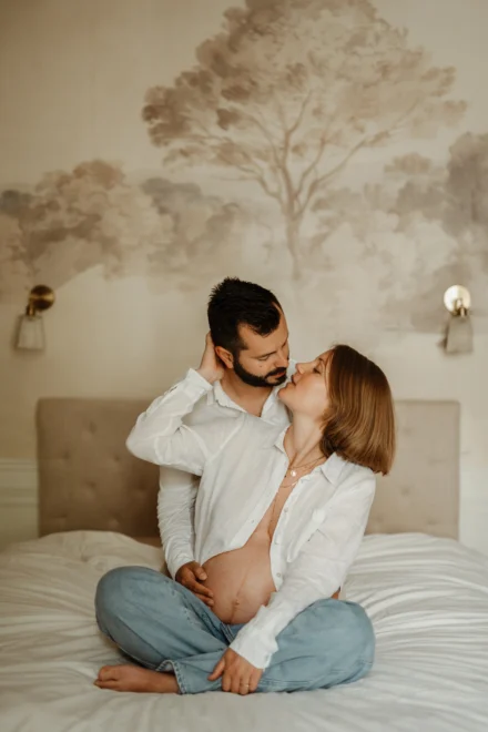 Femme enceinte dans un intérieur lumineux, lumière naturelle