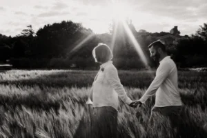 Portrait d’un couple de futurs parents en noir et blanc vaucluse