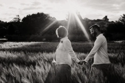 Portrait d’un couple de futurs parents en noir et blanc vaucluse