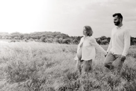Portrait doux et naturel d'une femme enceinte et le future papa en noir et blanc