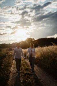 photographe grossesse couple marchant au coucher du soleil