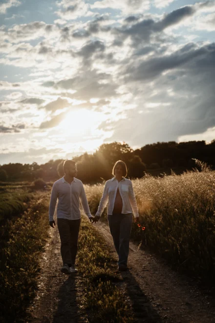 photographe grossesse couple marchant au coucher du soleil