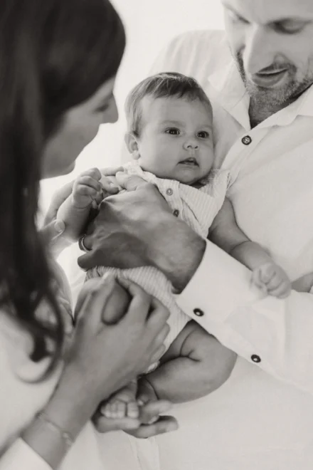 photographe naissance bébé en noir et blanc à Cairanne